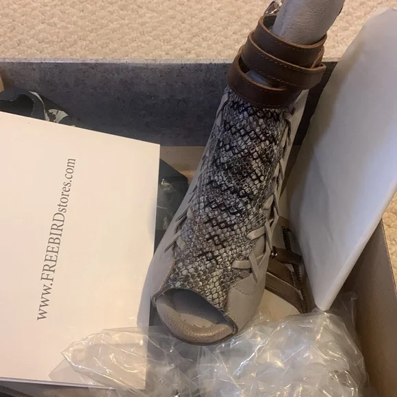 Freebird New in Box! Eagle Grey Multi! - Picture 2 of 5